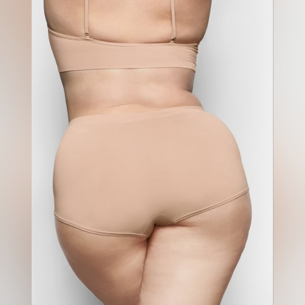 SKIMS Smooth Boy Shorts Seamless Panties In Clay